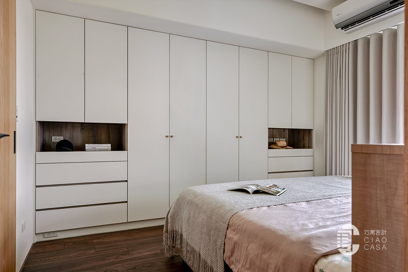 純白衣櫃，特別選用日本建築師藤田雄介設計的木質把手，從精巧的細節之處，將生活的溫度刻畫入微