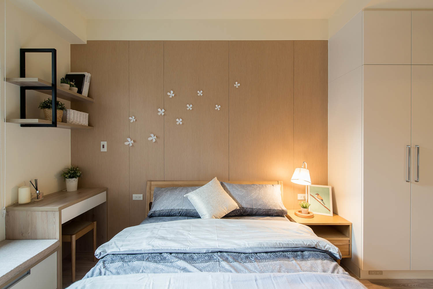 北歐風臥室設計木作造型床頭搭配弱黃光營造舒適休憩感