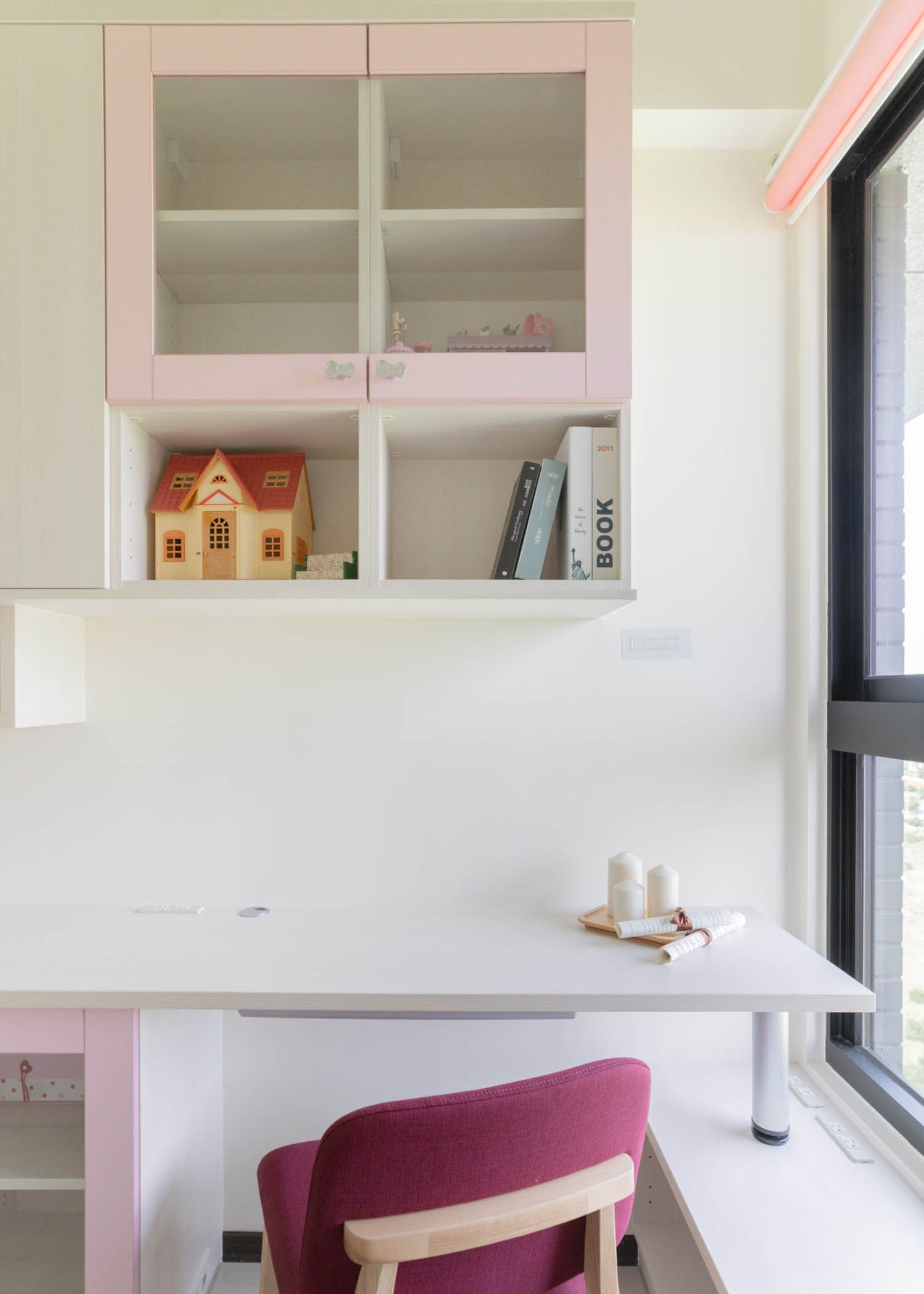 活用書桌上方的空間釘製收納櫃可擴增收納空間;