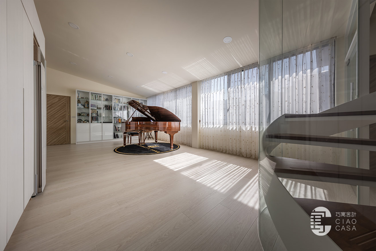 史坦威鋼琴，可開式上蓋，琴房空間兼舞蹈空間、搭配一旁展示品收納，山景私人會所設計
