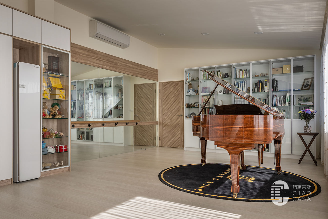 史坦威鋼琴，可開式上蓋，琴房空間兼舞蹈空間、搭配一旁展示品收納，山景私人會所設計