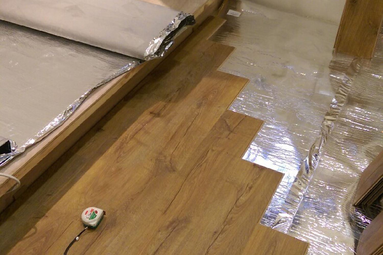 二合一泡棉墊鋪好後，就可接著鋪上木地板;