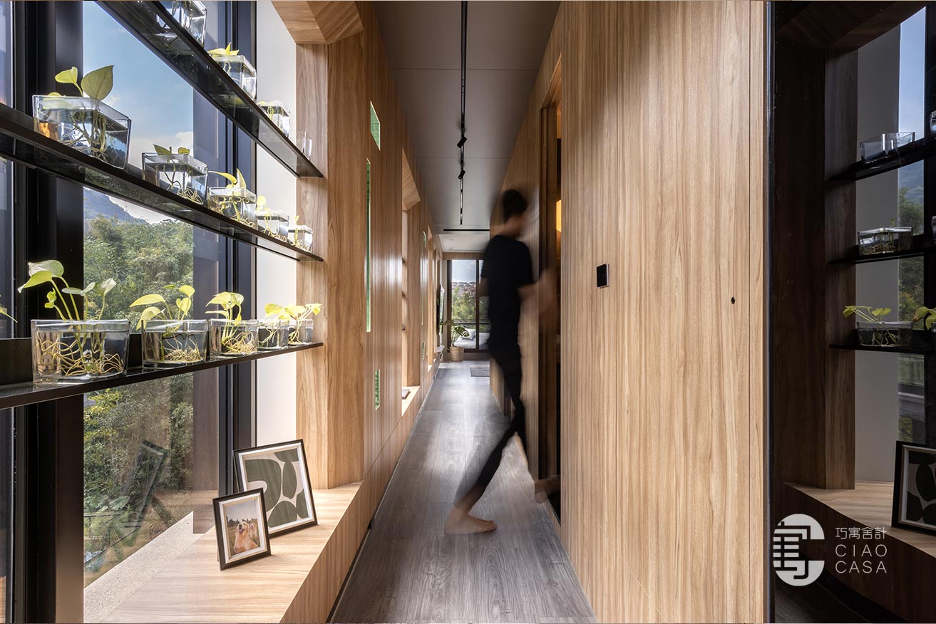 刻意與臥室入口、衛浴入口錯開，保留採光的同時，也顧及隱私