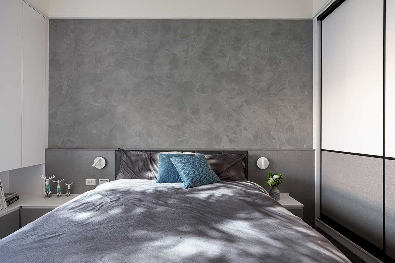床頭牆揮灑大面積藝術漆，鏝抹痕跡具備深淺濃淡的紋理變化